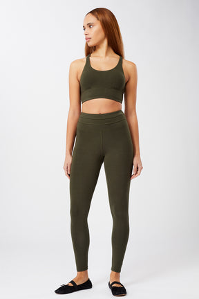 Mandala Sport Pant Grün Outfit Front - Best Shaped Legging