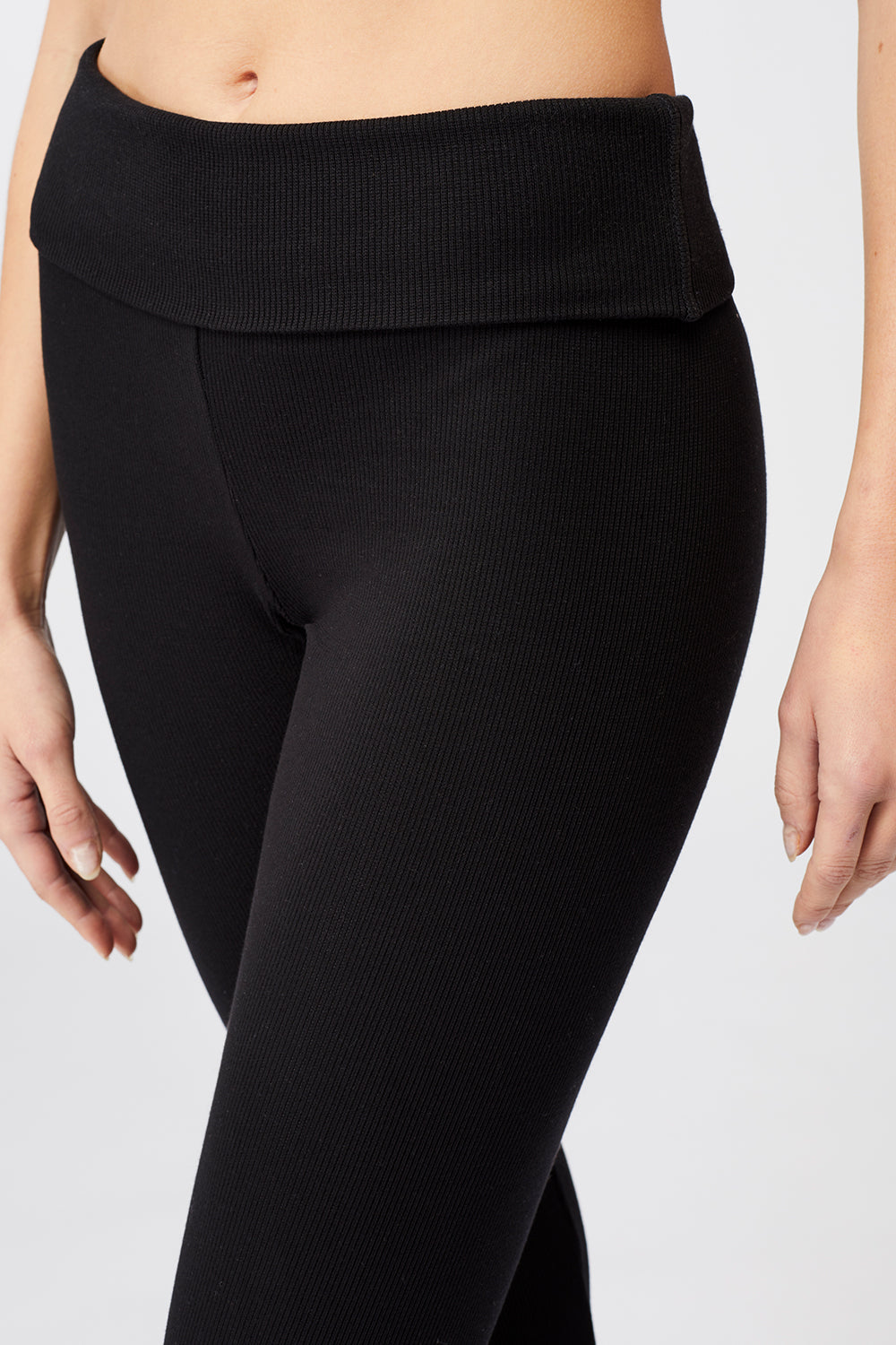 Mandala Fitness Pant Schwarz Detail Front - Ribbed Rolldown