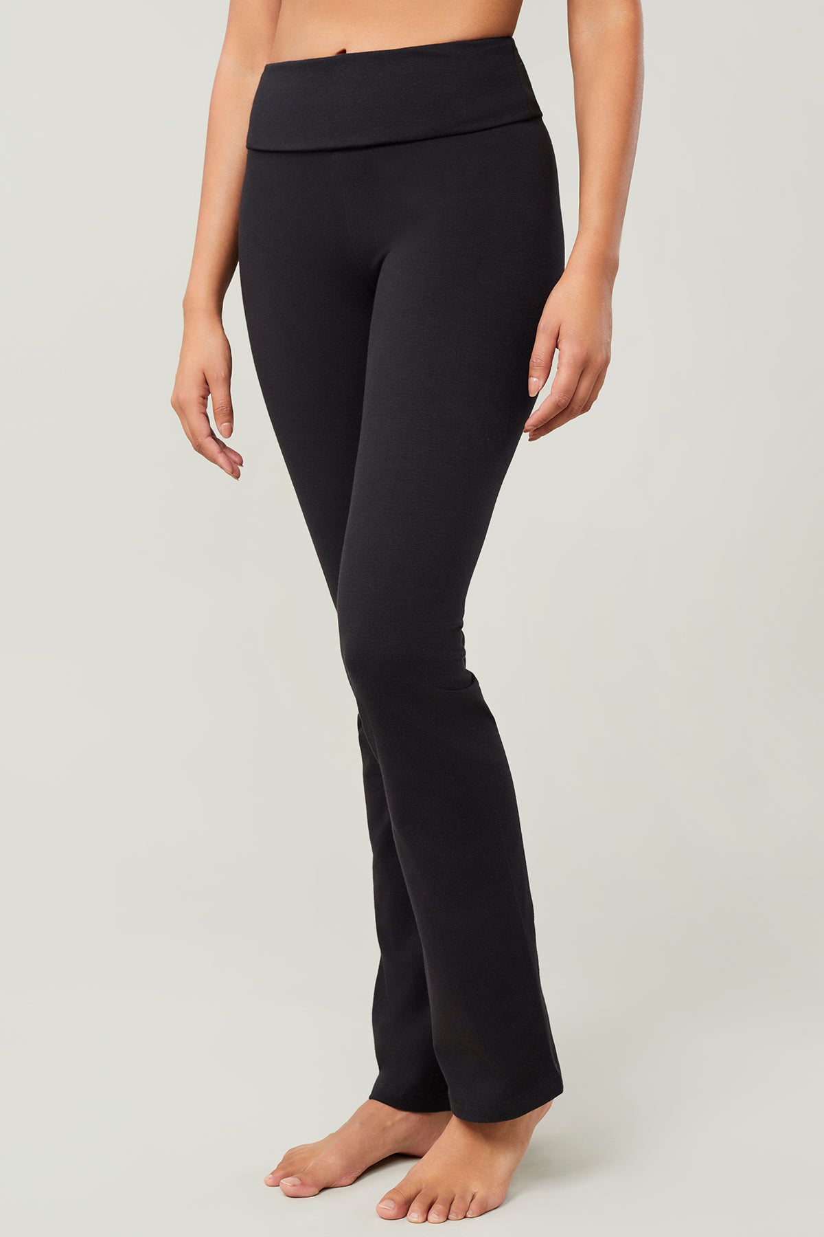 Mandala Fitness Pant Schwarz Front - Classic Rolldown