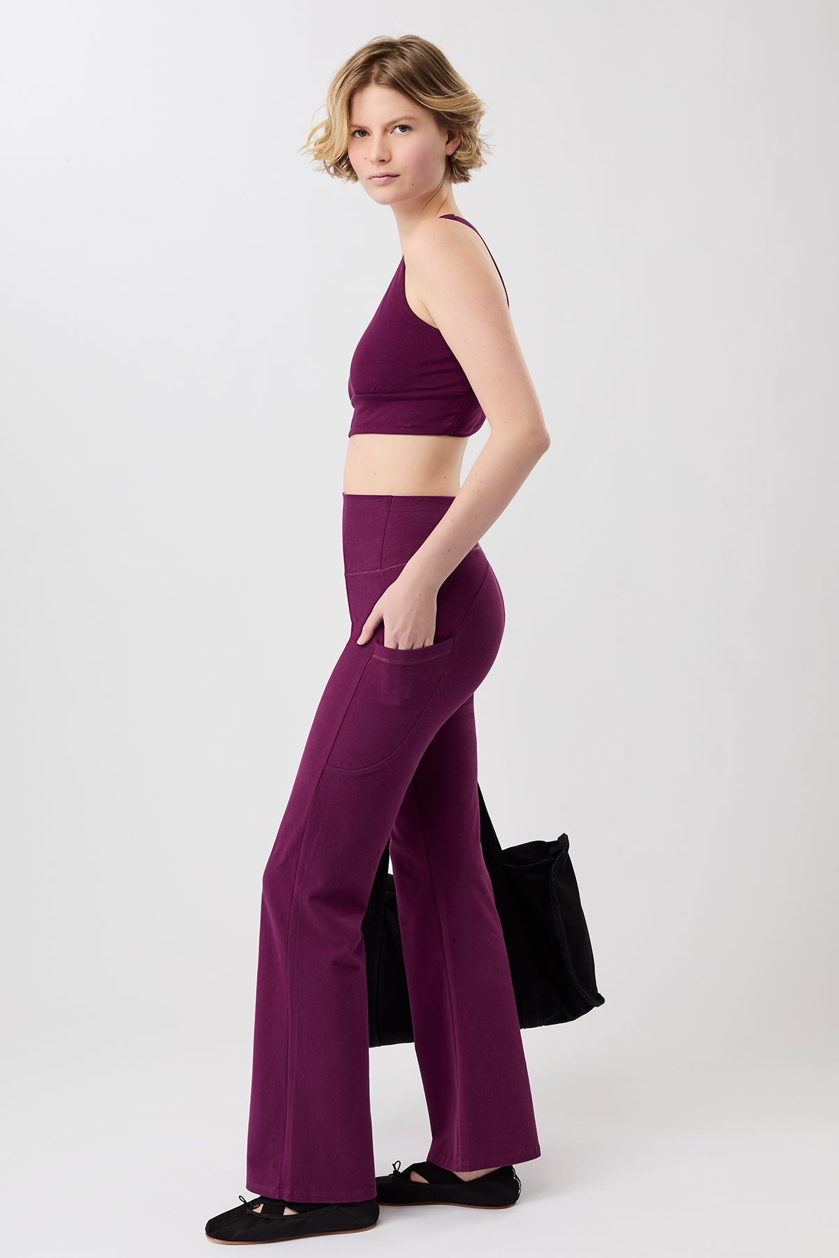 Mandala Trainings Pant Lila Outfit Seite - Straight Pants