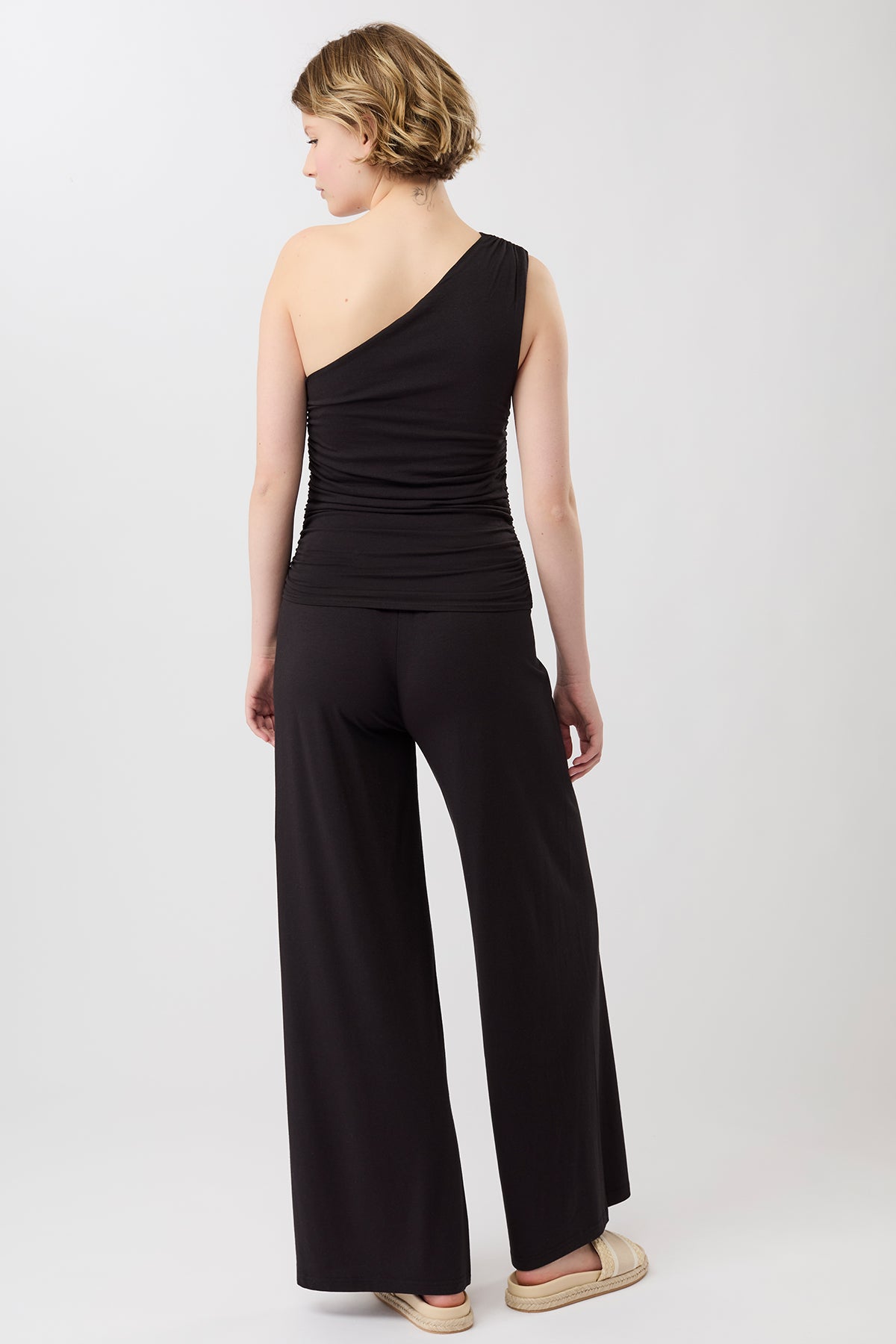 Mandala Sport Pant Schwarz Outfit Rückansicht - Cozy Day Pants