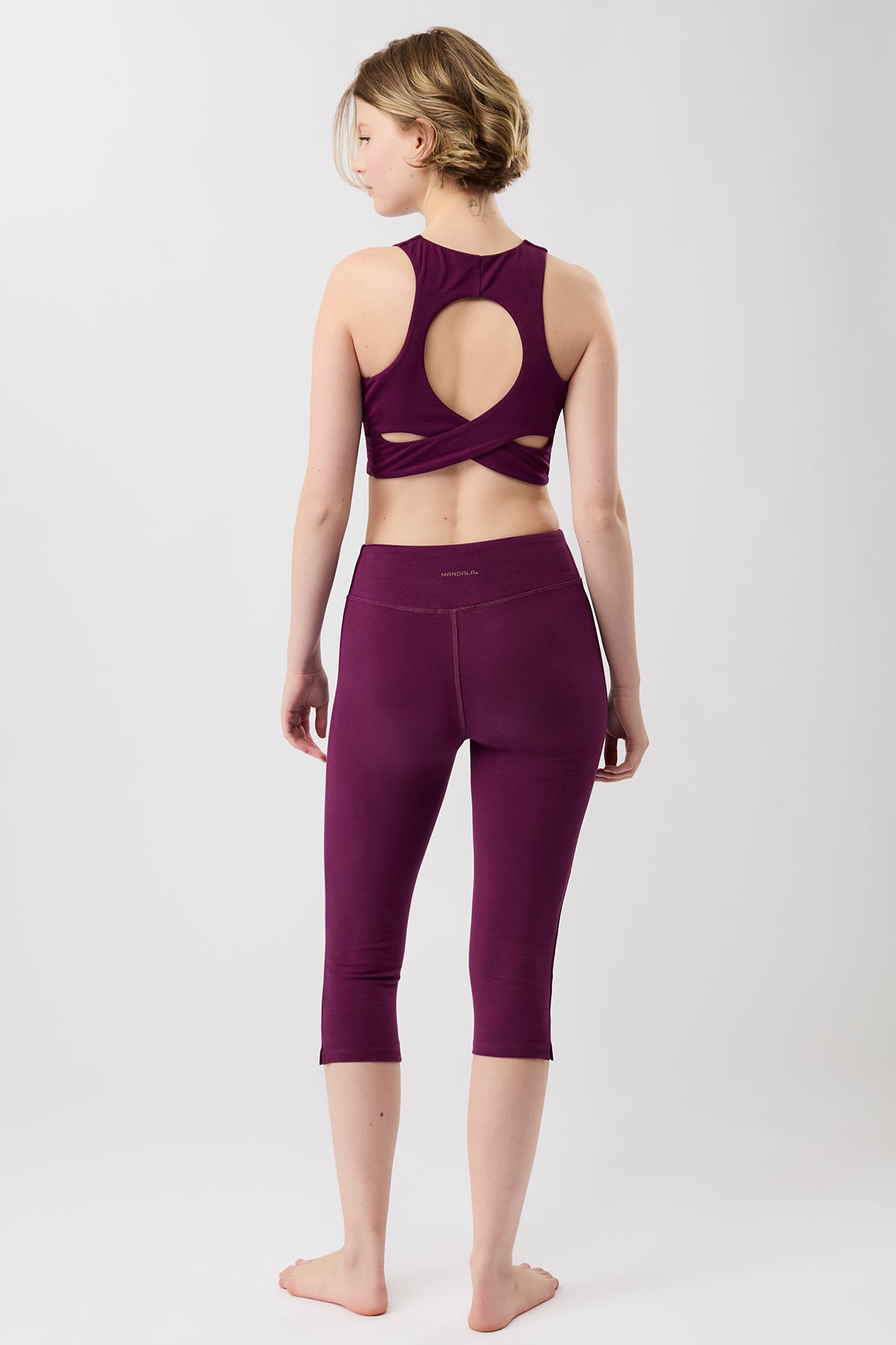 Mandala Fitness Pant Lila Outfit Rückenansicht - Capri Pants