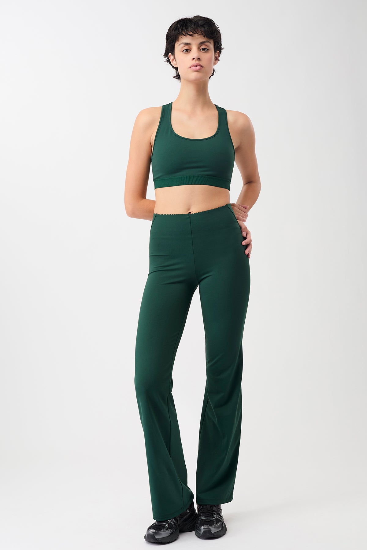 Mandala Fitness Pant Grün Outfit Front - Flared Workout Pants