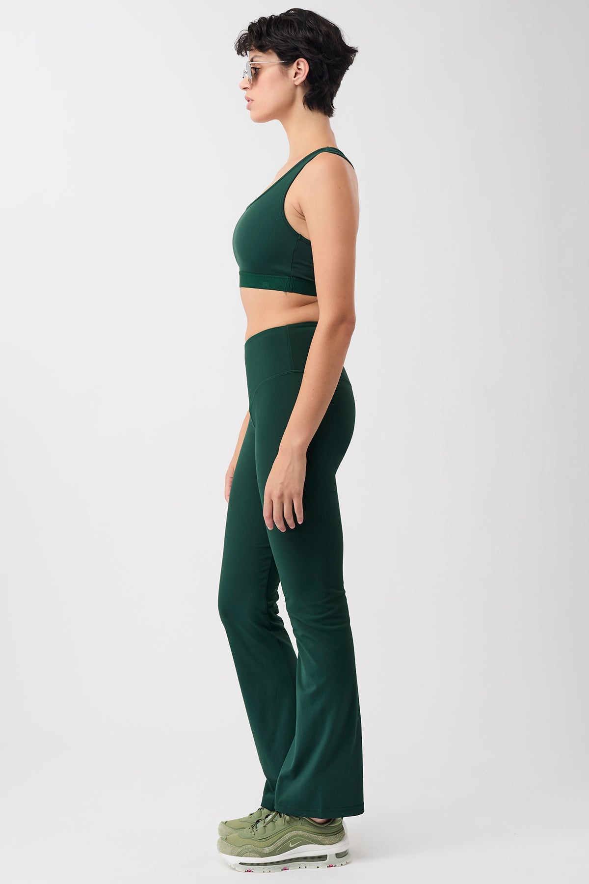 Mandala Sport Pant Grün Outfit Seite - Flared Sports Pants