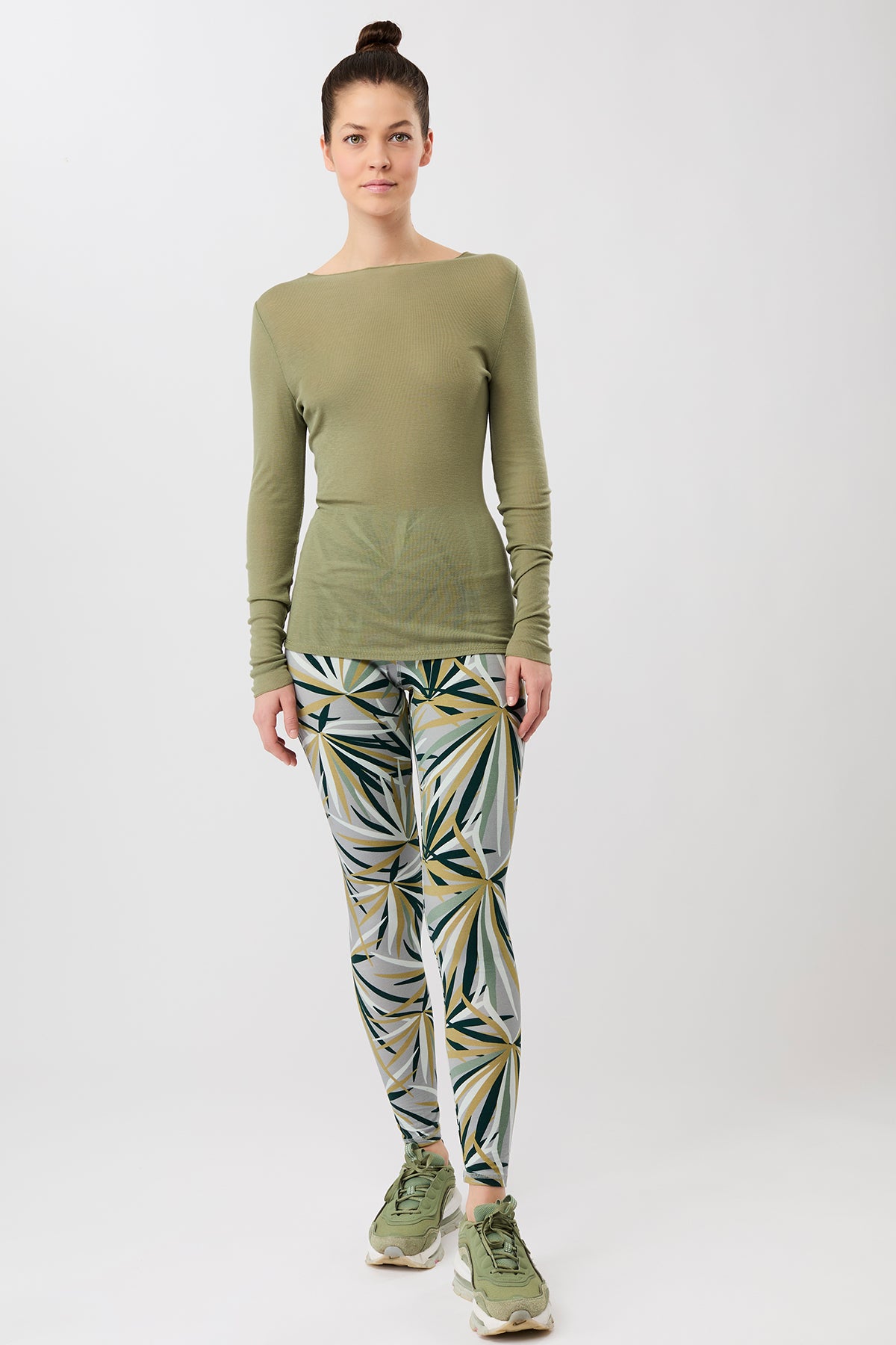 Mandala Trainings Shirt Grün Outfit Front - Crew Neck Wool Mix