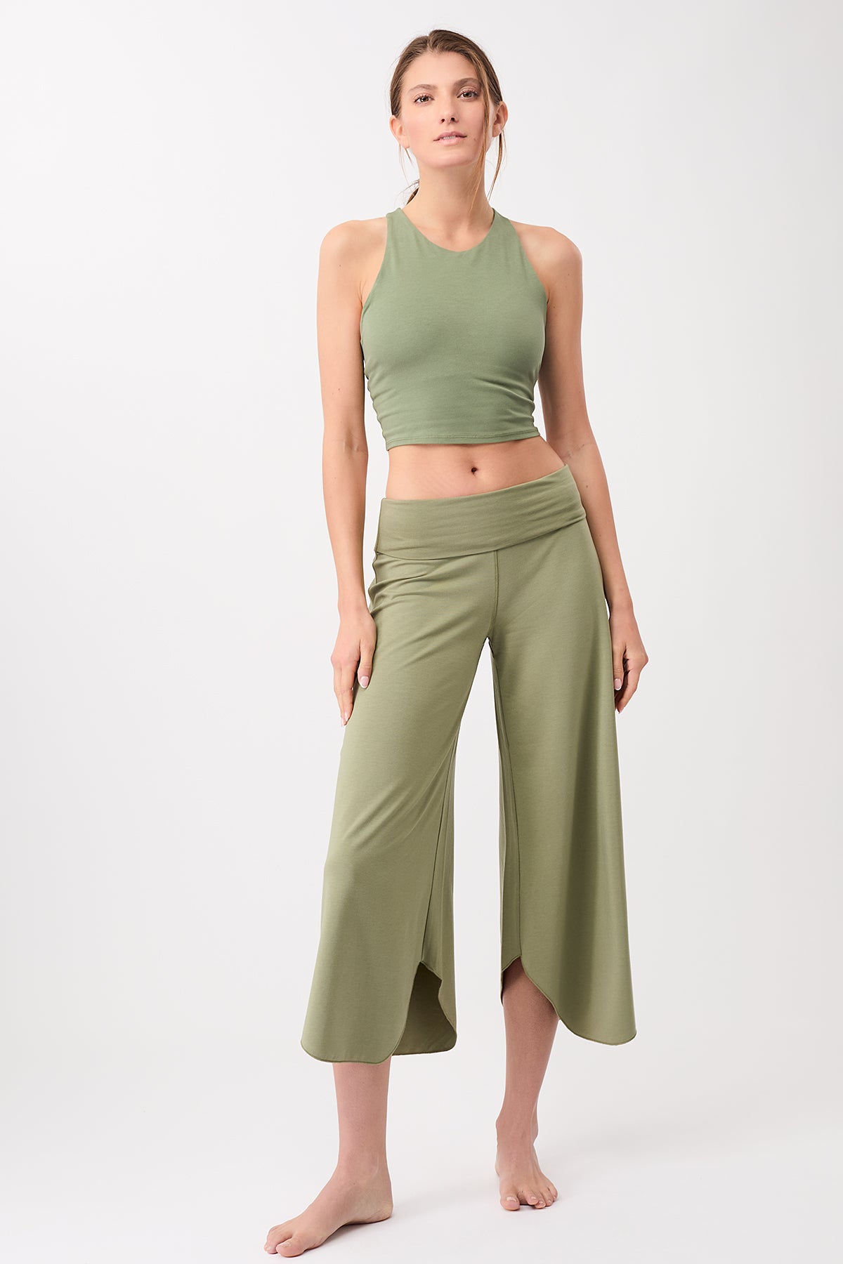 Mandala Sport Pant Grün Outfit Front - Tulip Pants