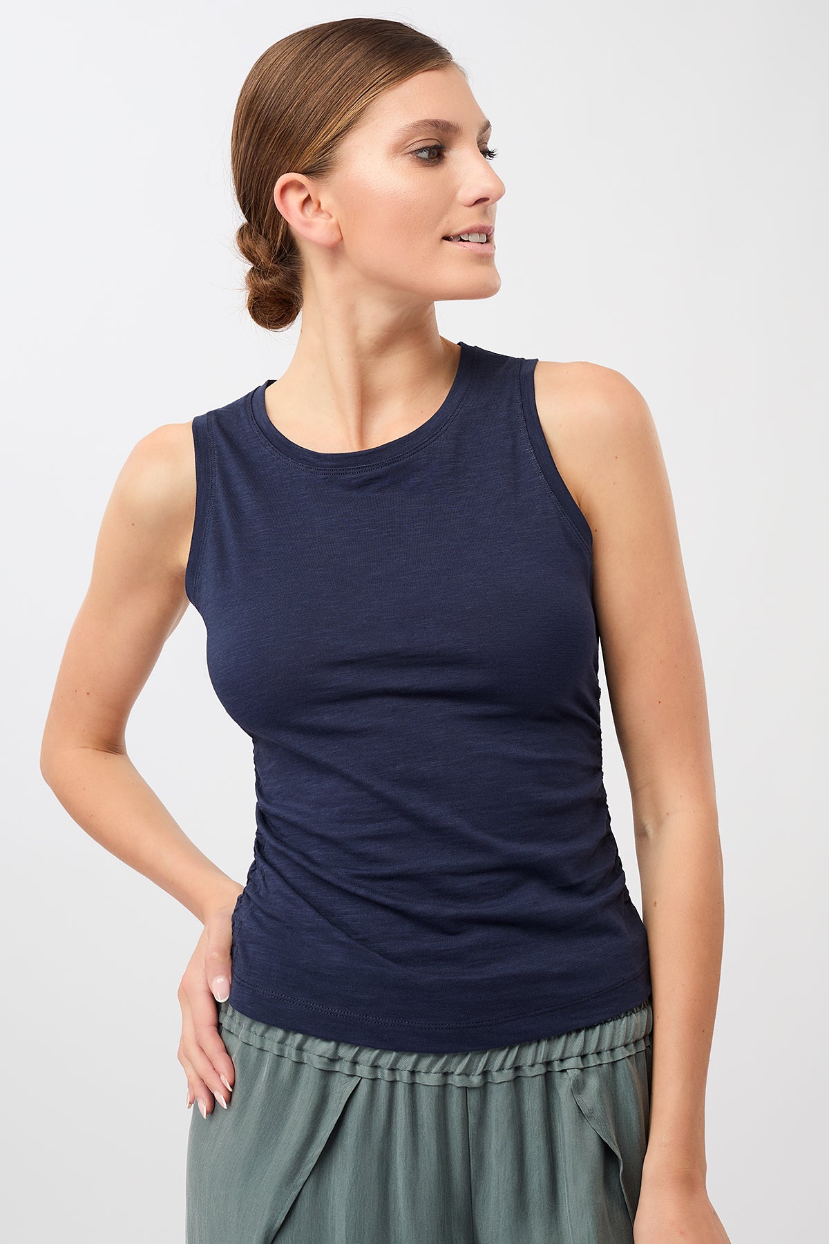 Mandala Sport Top Blau Front - Cropped Ruffled Top