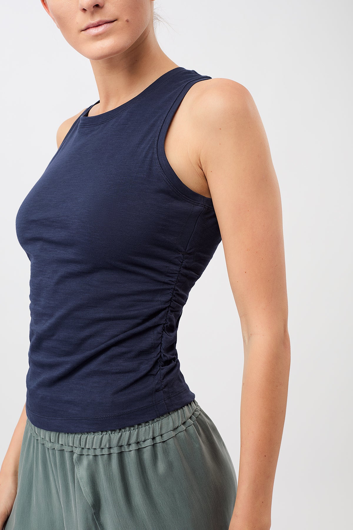 Mandala Sport Top Blau Seite - Cropped Ruffled Top