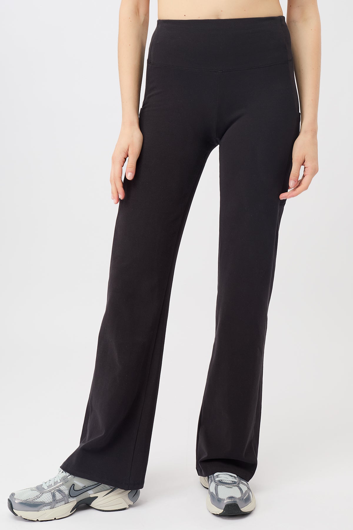 Mandala Trainings Pant Schwarz Front - Straight Pants