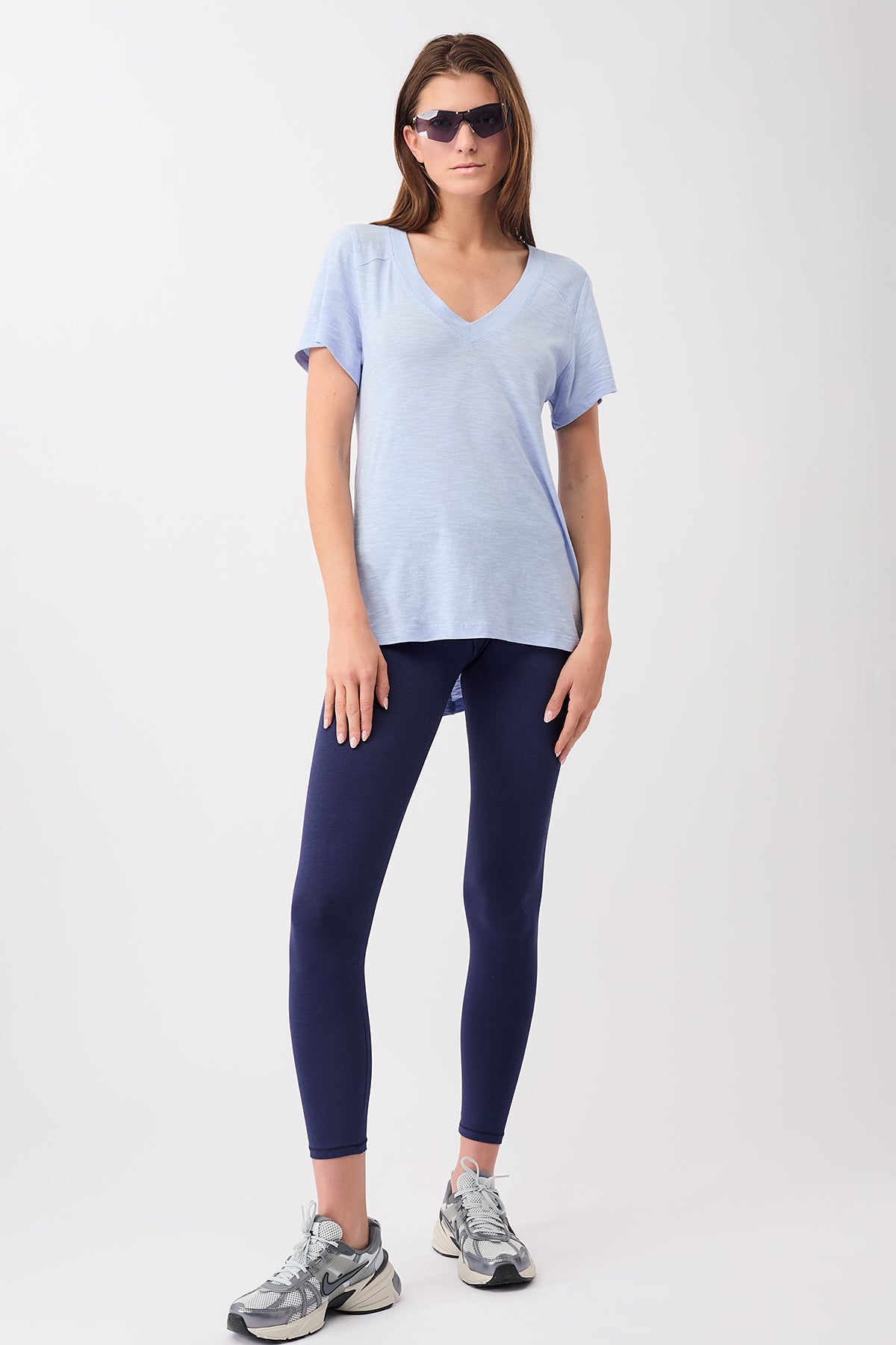 Mandala Trainings Shirt Blau Outfit Front - The New V-Neck