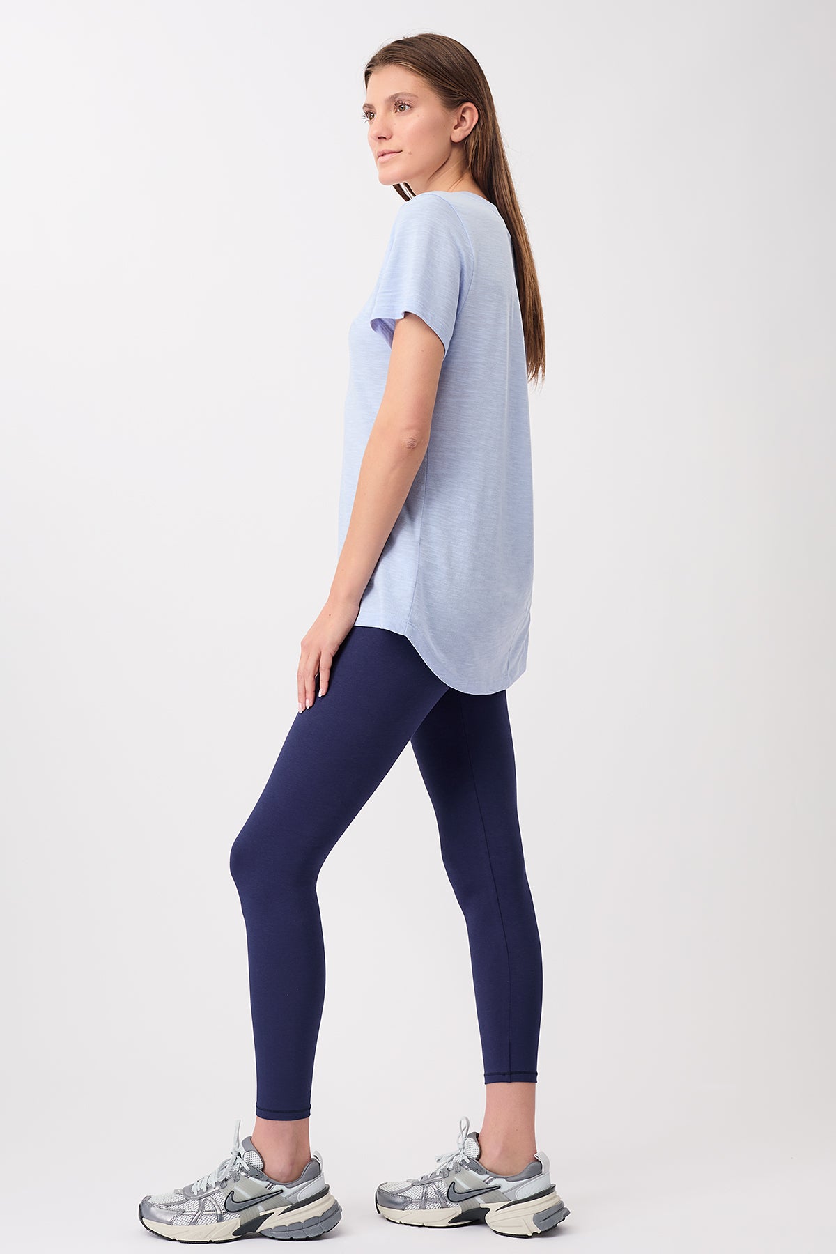 Mandala Trainings Shirt Blau Outfit Seite - The New V-Neck